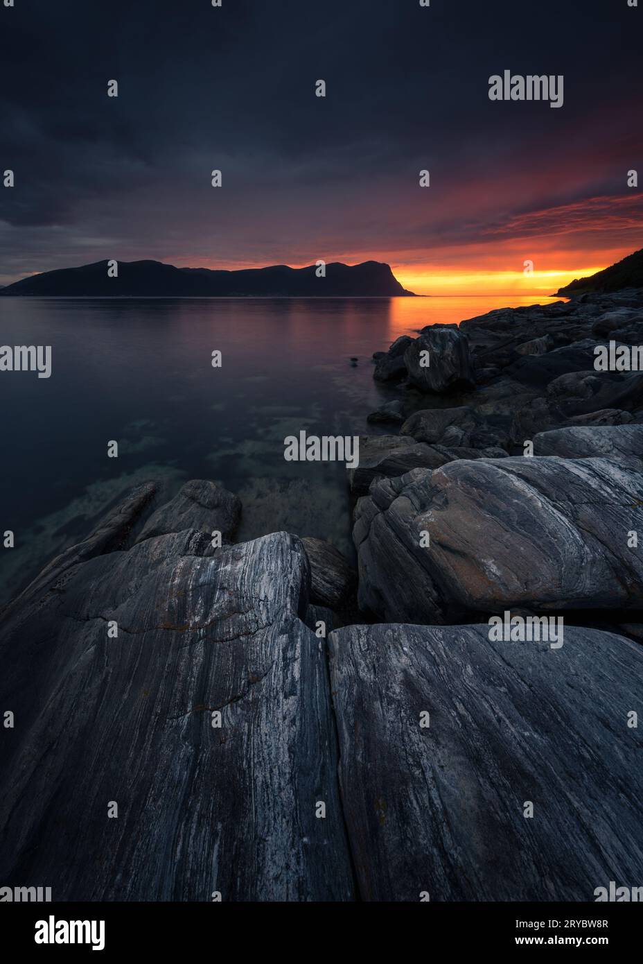 Seascape red rocks ocean hi-res stock photography and images - Alamy