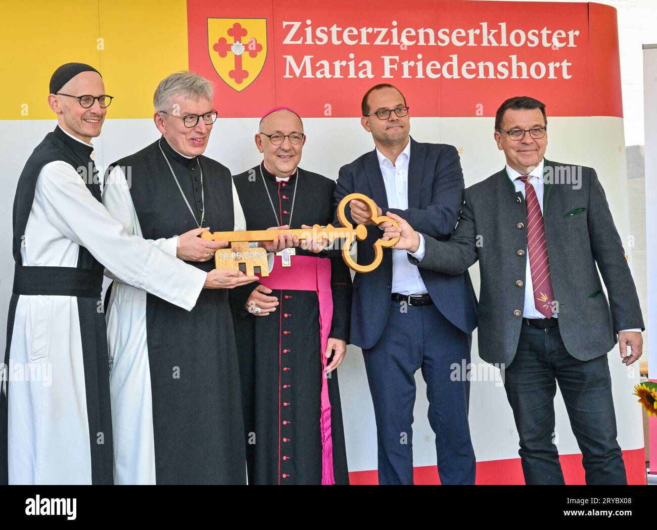 30 September 2023, Brandenburg, Treppeln: Father Kilian (l-r), Abbot Maximilian, Wolfgang Ipolt, Bishop of Görlitz, Tobias Dünow, State Secretary for Culture of Brandenburg, and Norbert Kannowsky, Managing Director of the Neuzelle Abbey Foundation, take part in the symbolic handing over of the keys for the plot of land of the future site of the Cistercian monastery Maria Friedenshort. With a thanksgiving party on Saturday, the Cistercians celebrated in a forest near Treppeln (Oder-Spree) that they are the owners of a new plot of land there. The first monastery of the religious community in Bra Stock Photo