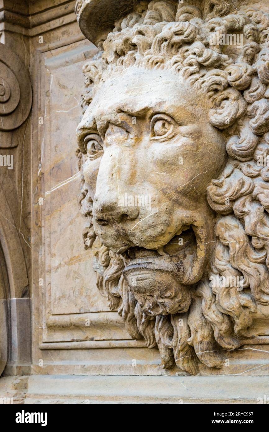Statue of roaring lion hi-res stock photography and images - Alamy