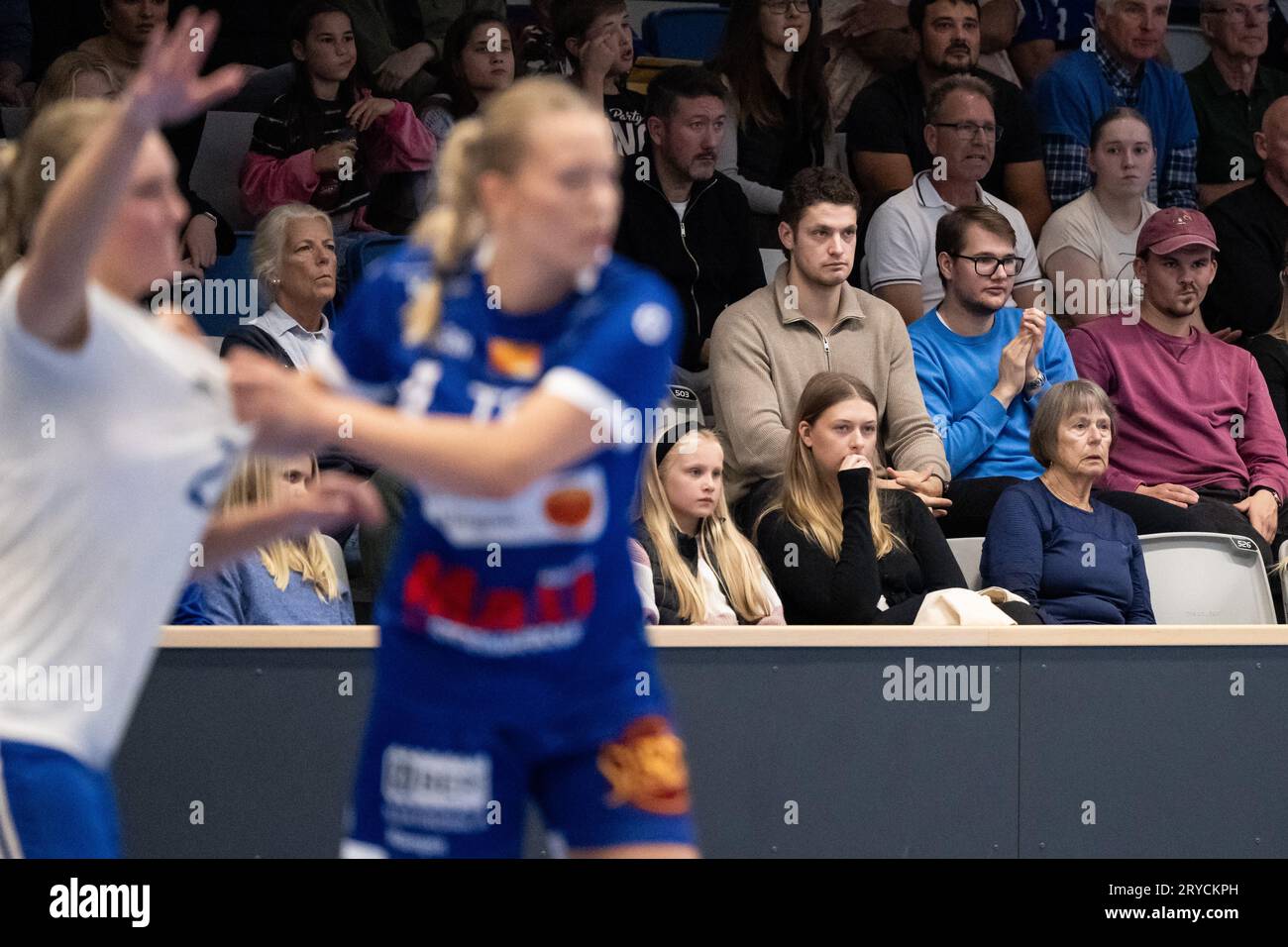 230930 Alingsås herrlags Max Granlund på läktaren under handbollsmatchen i  Damallsvenska mellan Alingsås och Huddinge den 30 september 2023 i  Alingsås. Foto: Jörgen Jarnberger/BILDBYRÅN/COP 112/JJ0316 håndball handboll  handball allsvenskan alingsås ...