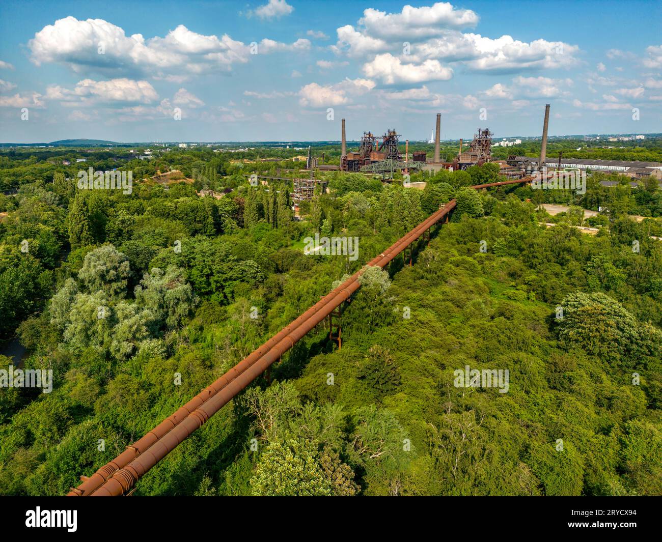 Der Landschaftspark Duisburg Nord, doppelte Hochofengasleitung von Westen Blick über die Wildnis, einem Parkbereich wo die Natur sich selbst überlassen wird, auf das Hüttenwerk, NRW, Deutschland, Landschaftspark *** Duisburg North Landscape Park, double blast furnace gas pipeline from the west View across the wilderness, a park area where nature is left to its own devices, to the iron and steel works, NRW, Germany, Landscape Park Credit: Imago/Alamy Live News Stock Photo