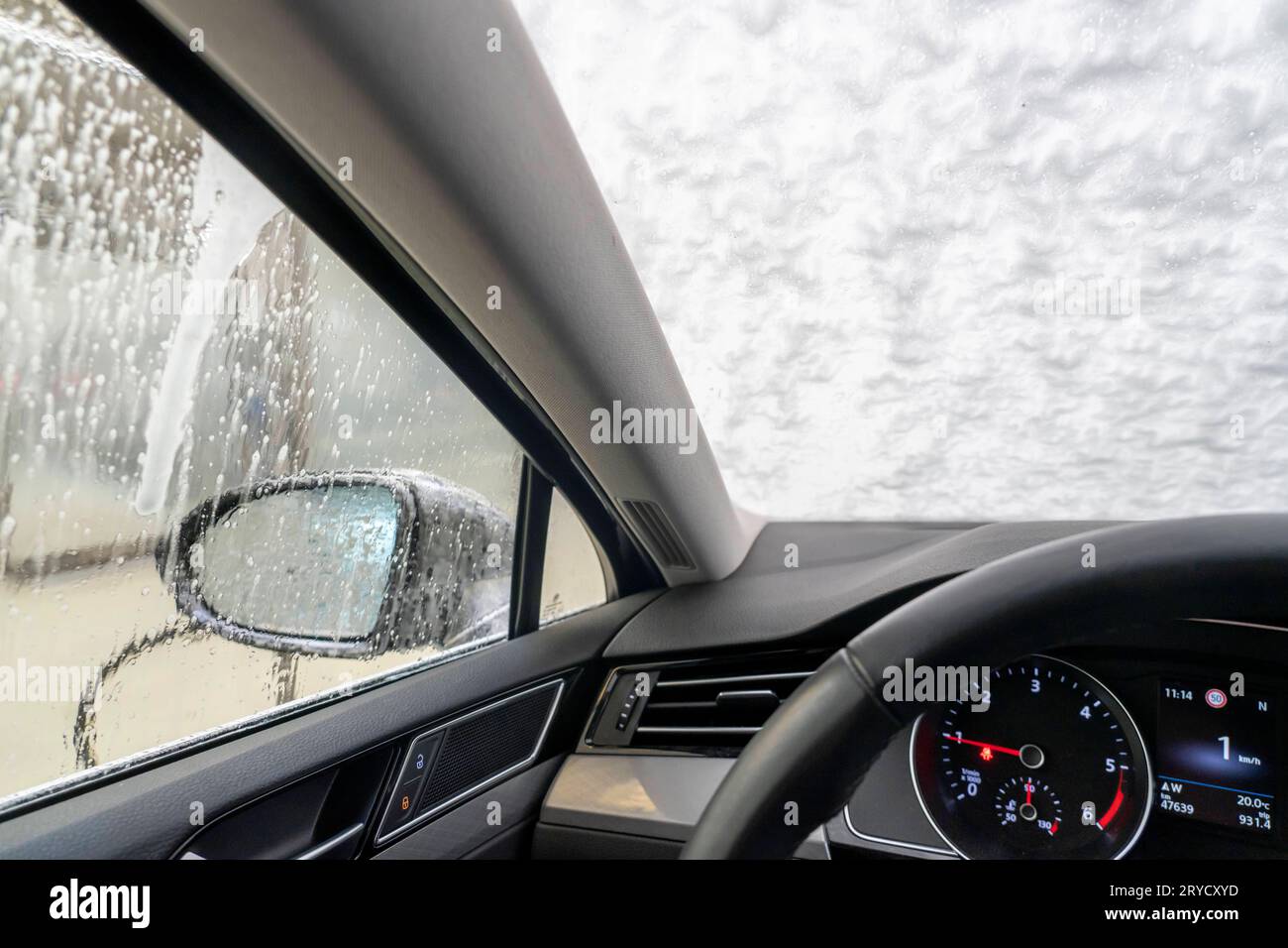 Auto in einer automatischen Waschanlage, Autowaschstraße, Autowaschanlage *** car in an