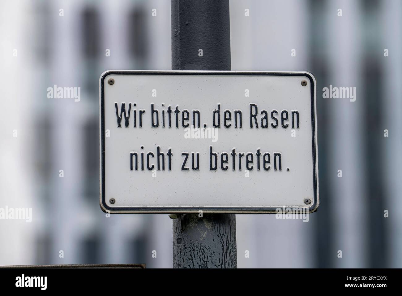Hinweisschild den Rasen nicht zu betreten, an einem Bürogebäude in