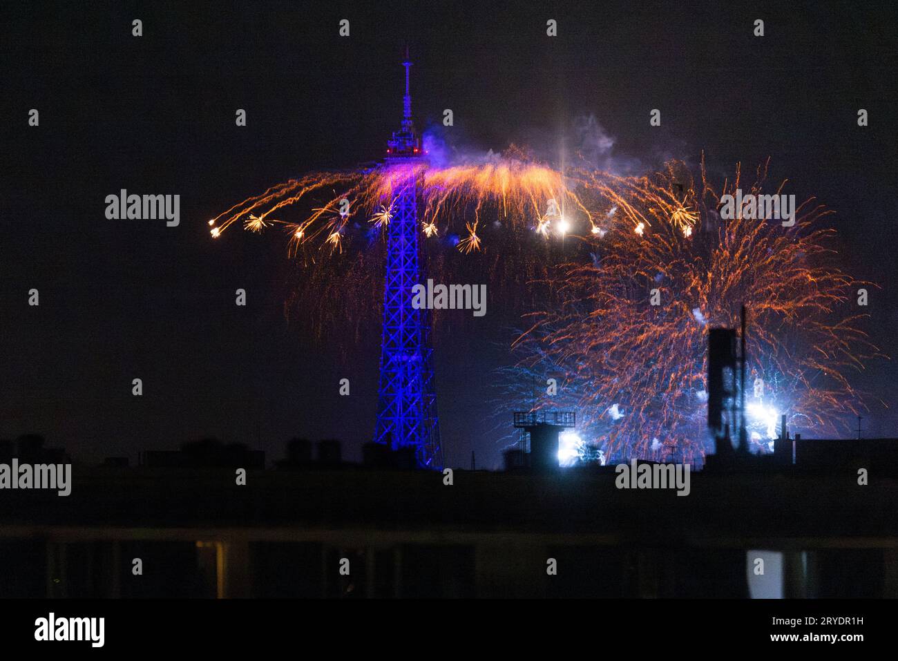 Eiffelturm bei Nacht mit Feuerwerk