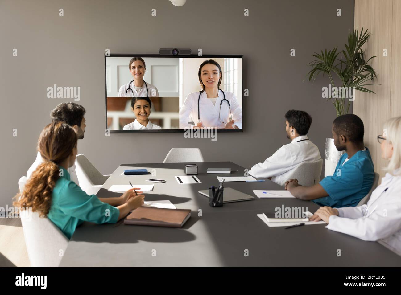 Team of doctors meeting conference hi-res stock photography and images ...