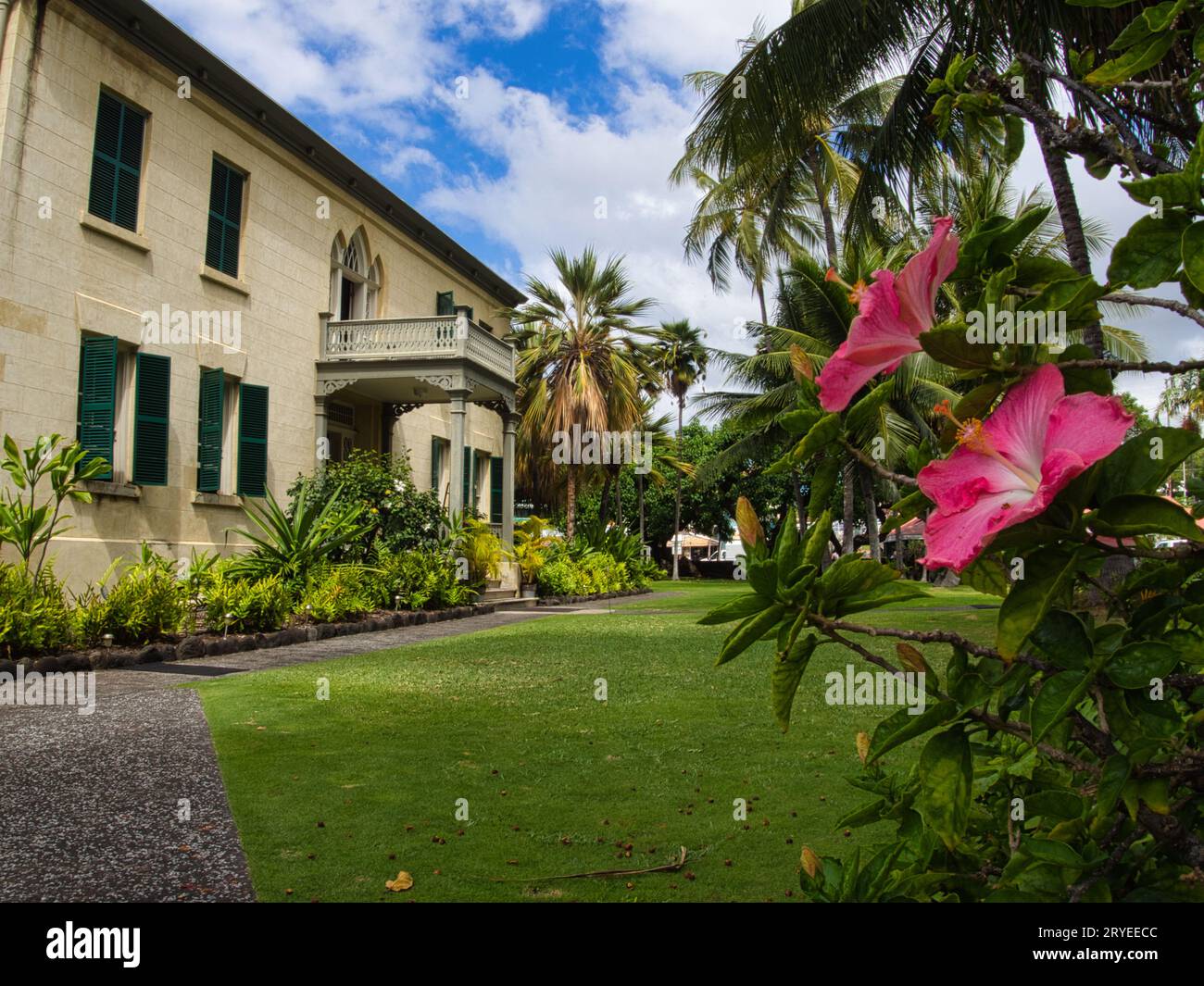 Hulihe'e Palace in KailuaKona, Hawaii with hibiscus flowers Stock Photo Alamy