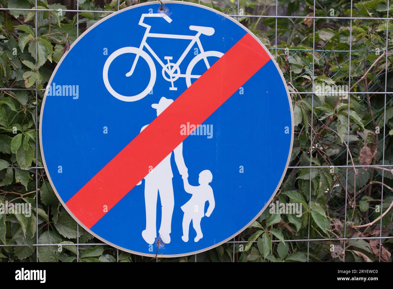 Common footpath and cycle path traffic sign Stock Photo Alamy