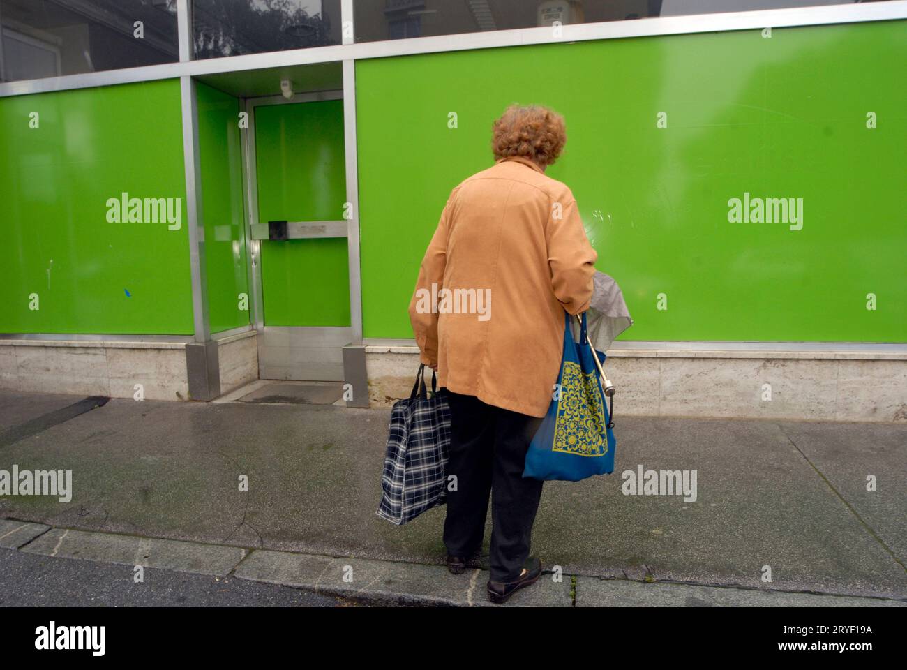 Lonely old lady hi-res stock photography and images - Alamy