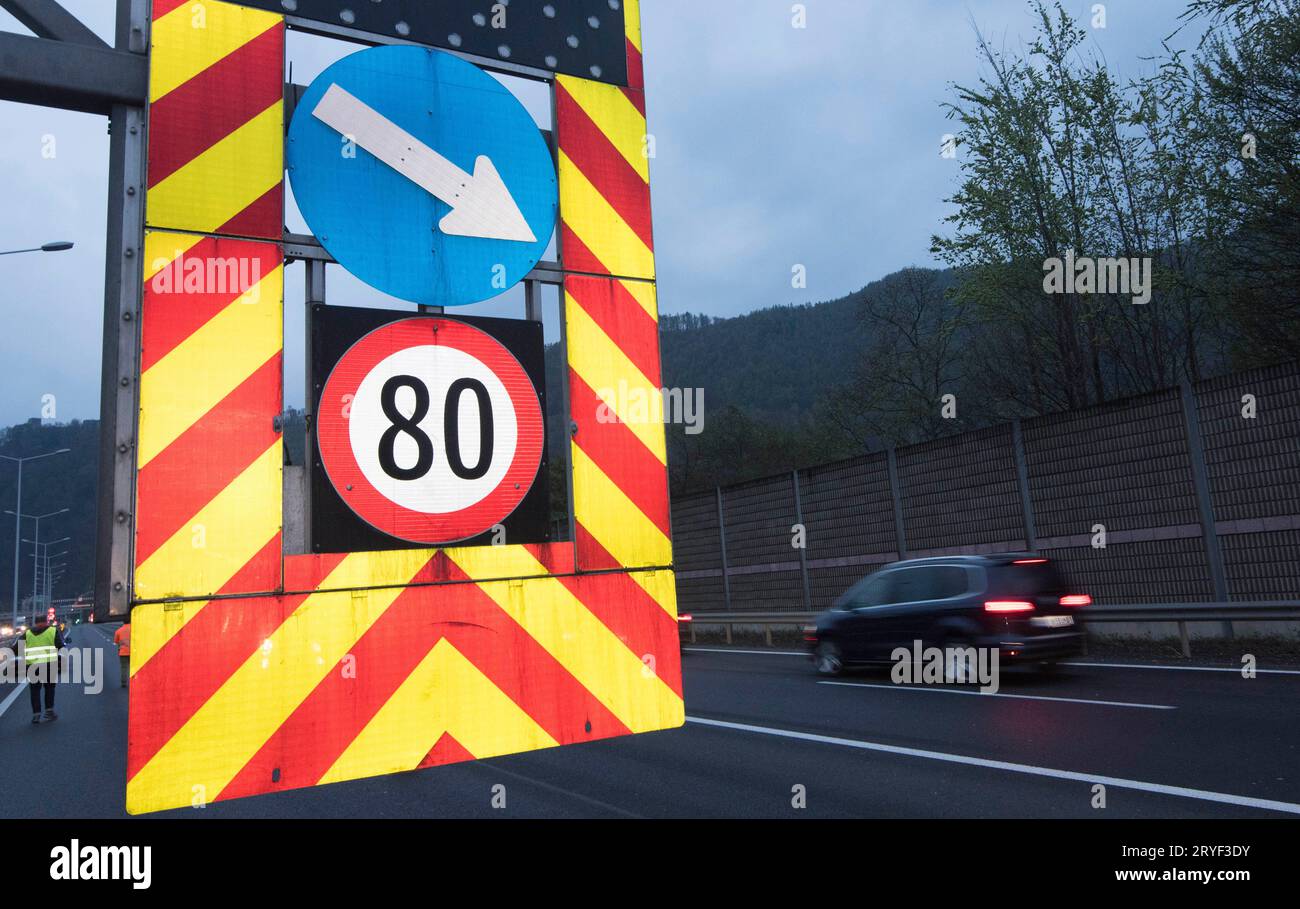 80 kilometers per hour speed limit sign Stock Photo Alamy