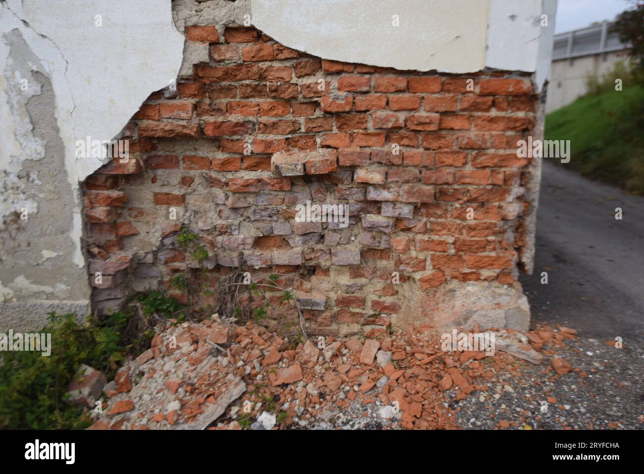 Decay and structural damage in building Stock Photo Alamy