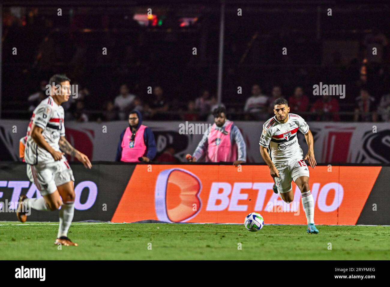 SÃO PAULO, SP - 05.03.2022: SÃO PAULO FC X CORINTHIANS - Cassio of  Corinthians and Eder of São Paulo FC during a match between São Paulo FC x  Corinthians valid for the