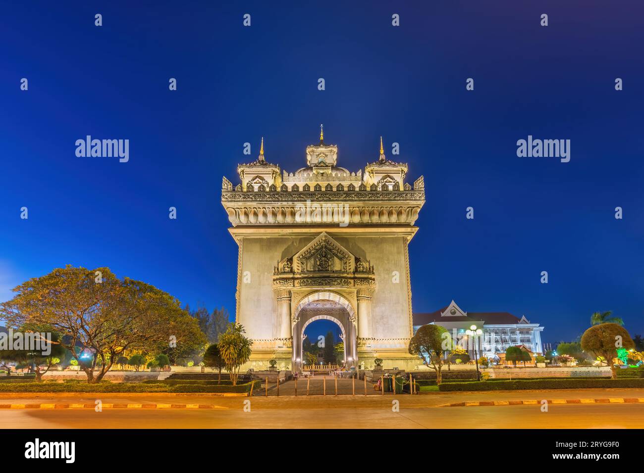 vientiane-laos-night-city-skyline-at-patuxai-patuxay-the-most-famous