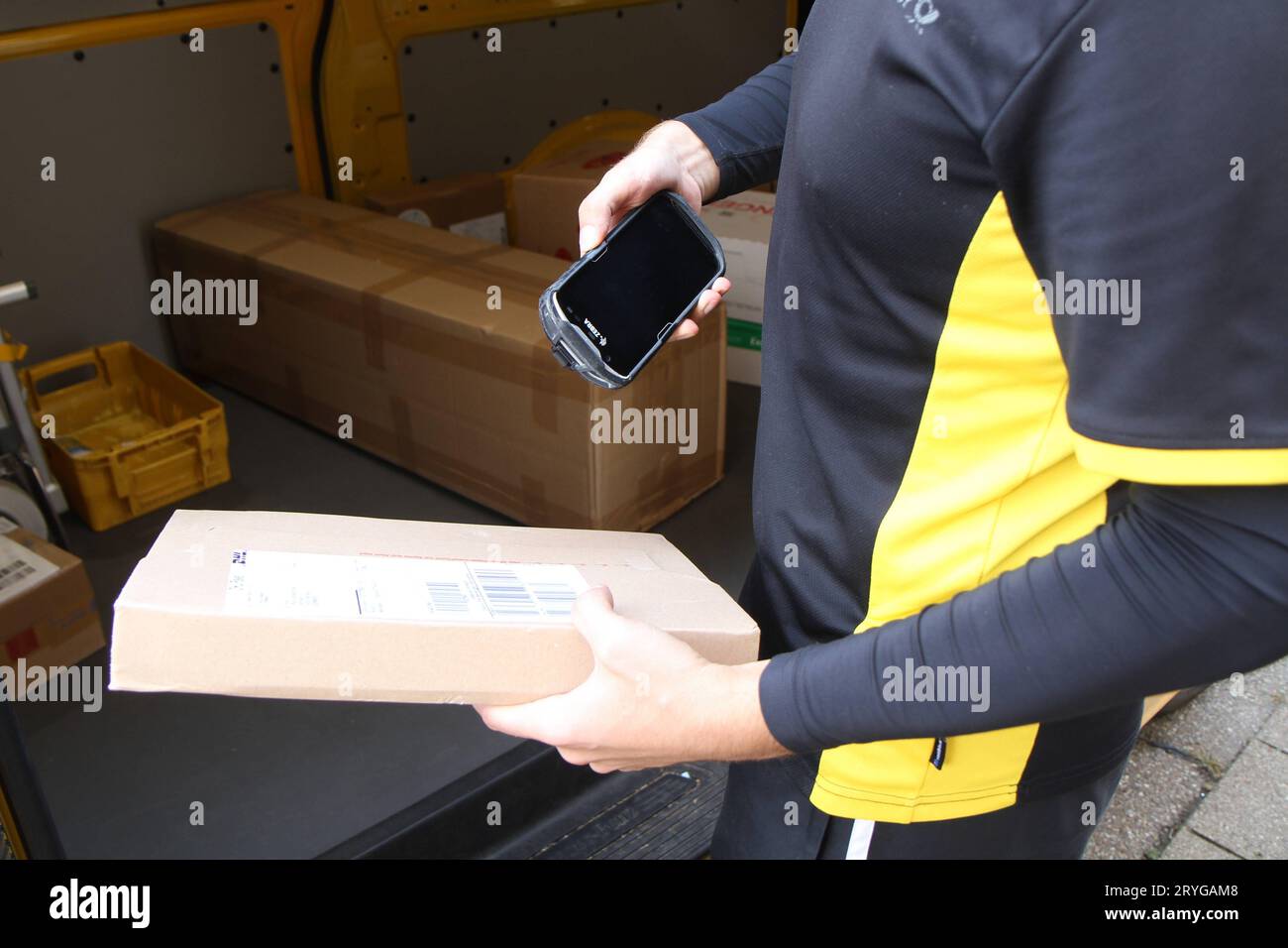 Winden Themenbild Deutsche Post, DHL, Brieftraeger, Postbote, Briefe und Pakete zustellen