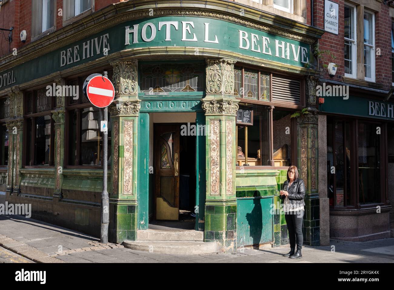 The traditional green tiling of the Beehive Hotel pub in the Cloth Market in the city of Newcastle upon Tyne, UK. Stock Photo