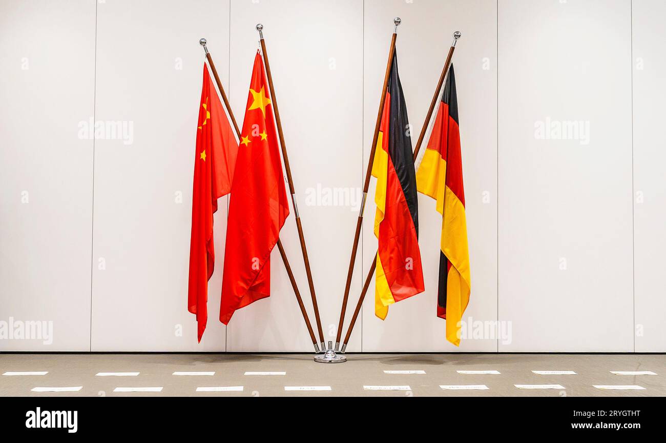 01 october 2023 hesse frankfurt main chinese l and german national