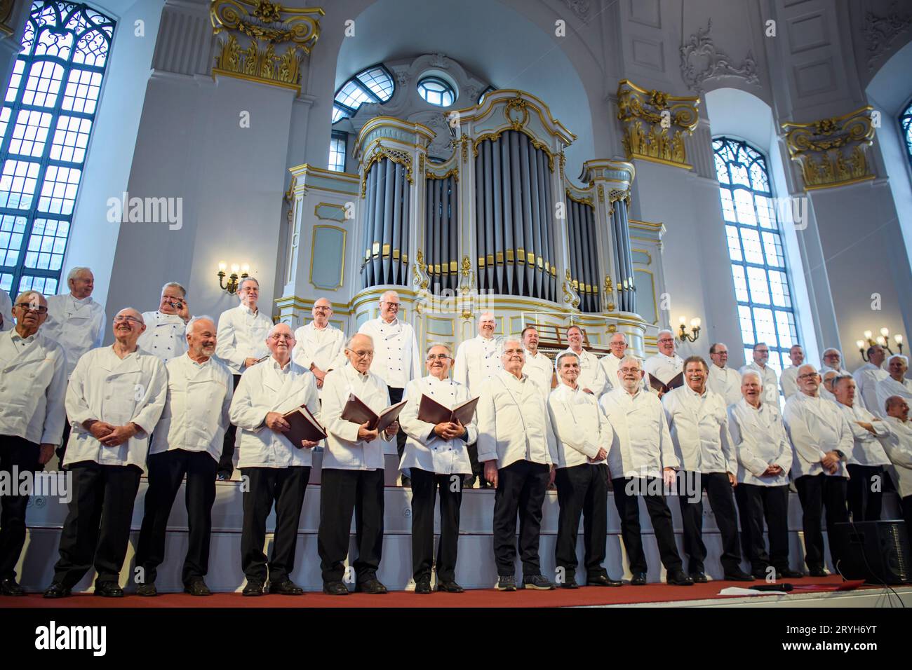 Hamburg, Germany. 01st Oct, 2023. Members of the choirs "mittenmang", "Liedertafel Harmonie