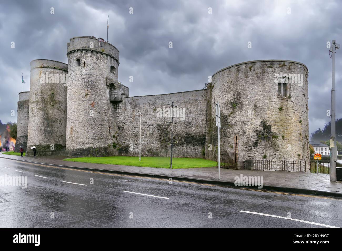 King John's Castle is a 13th-century castle in Limerick, Ireland Stock ...