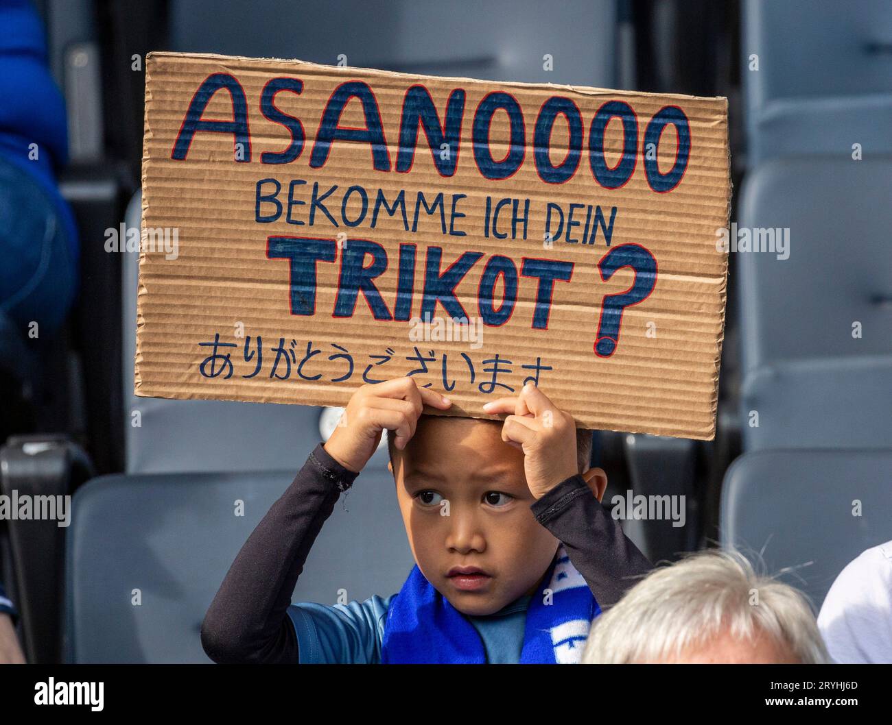 sports, football, Bundesliga, 2023/2024, VfL Bochum vs. Borussia Moenchengladbach 1-3, Vonovia Ruhr Stadium, child, boy, in German lettering and in Japanese characters a young football fan asks for the jersey of Takuma Asano (Bochum), DFL REGULATIONS PROHIBIT ANY USE OF PHOTOGRAPHS AS IMAGE SEQUENCES AND/OR QUASI-VIDEO Stock Photo
