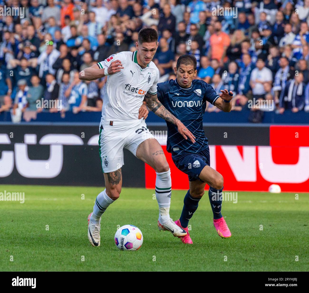 sports, football, Bundesliga, 2023/2024, VfL Bochum vs. Borussia Moenchengladbach 1-3, Vonovia Ruhr Stadium, scene of the match, Tomas Cvancara (MG) left and Christian Esteban Gamboa Luna (Bochum), DFL REGULATIONS PROHIBIT ANY USE OF PHOTOGRAPHS AS IMAGE SEQUENCES AND/OR QUASI-VIDEO Stock Photo