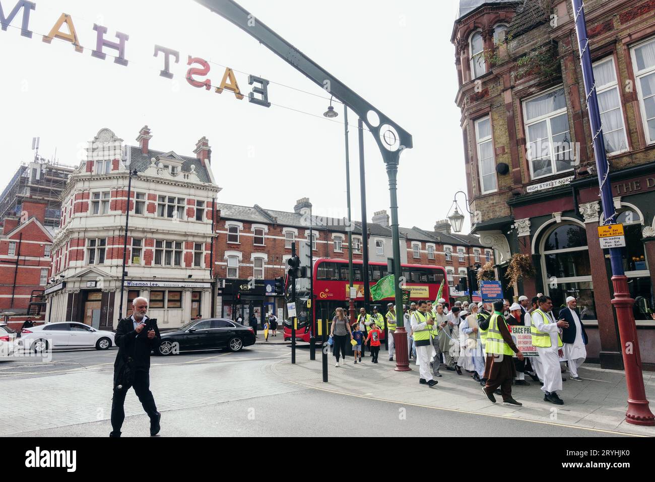 London, UK. 1st October 2023.  A procession celebrating the birth of the Prophet Muhammad takes place in East London, arranged by the Newham Mosque Forum. Several Hundred Muslims walked from the Al Hira Education Centre to the Anjuman-e-Islamia Mosque on High Street North. © Simon King/ Alamy Live News Stock Photo