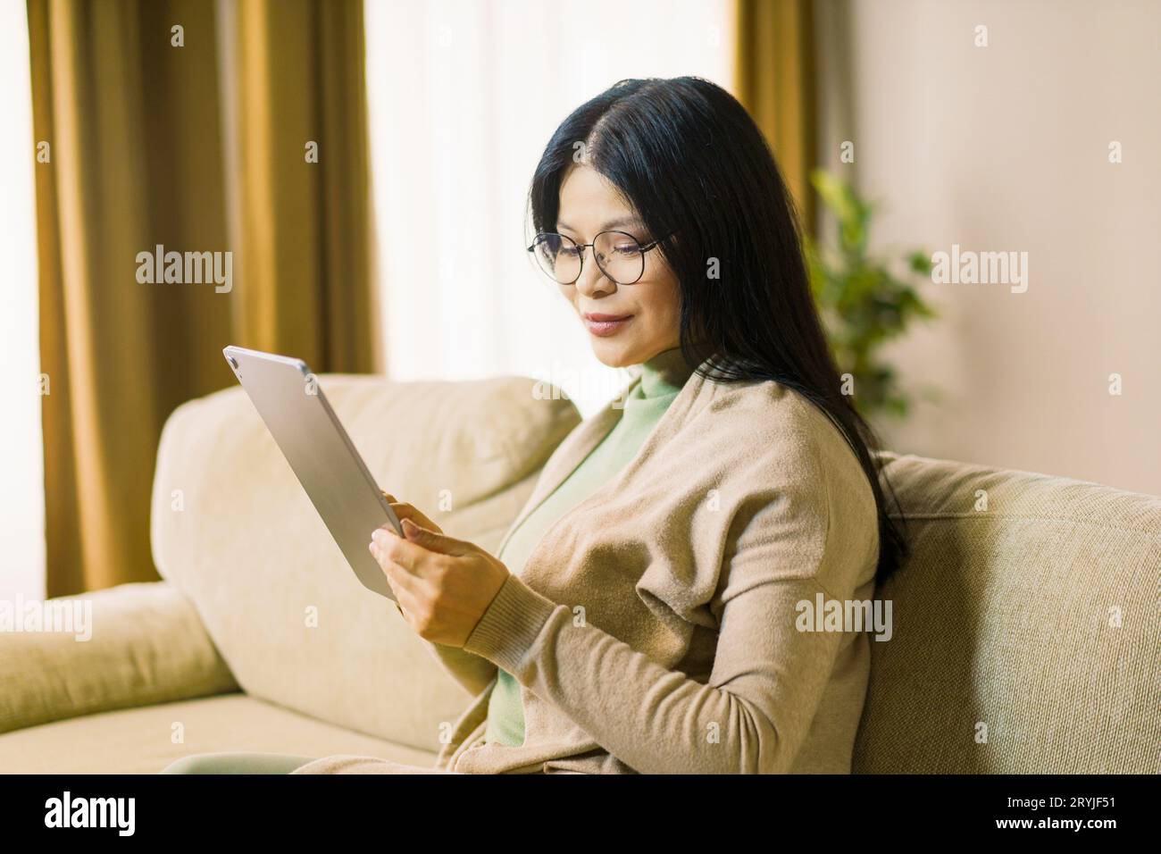 Mature asian woman hi-res stock photography and images - Alamy