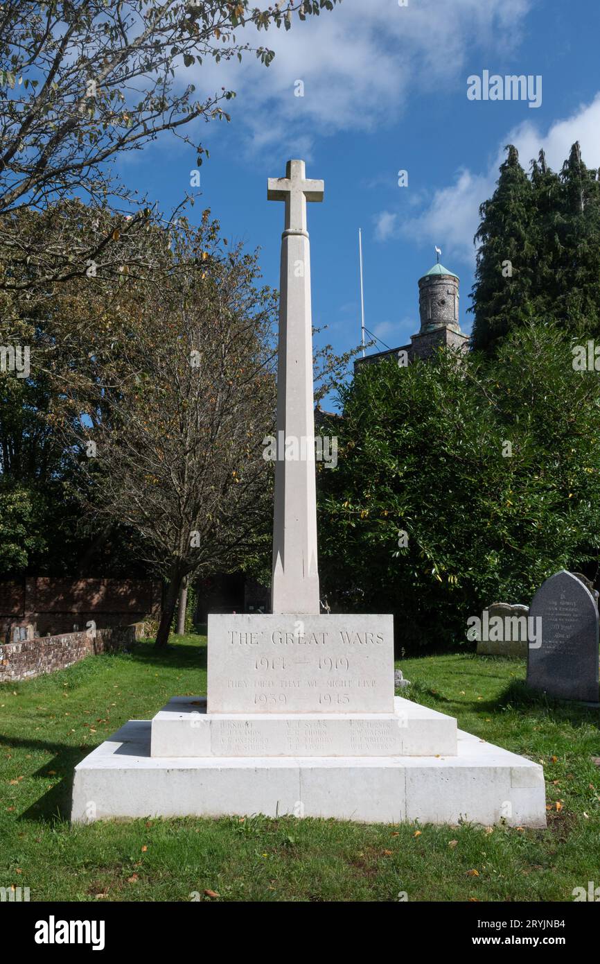 War memorial in St Peter's churchyard, Bishop's Waltham, Hampshire, England, UK Stock Photo