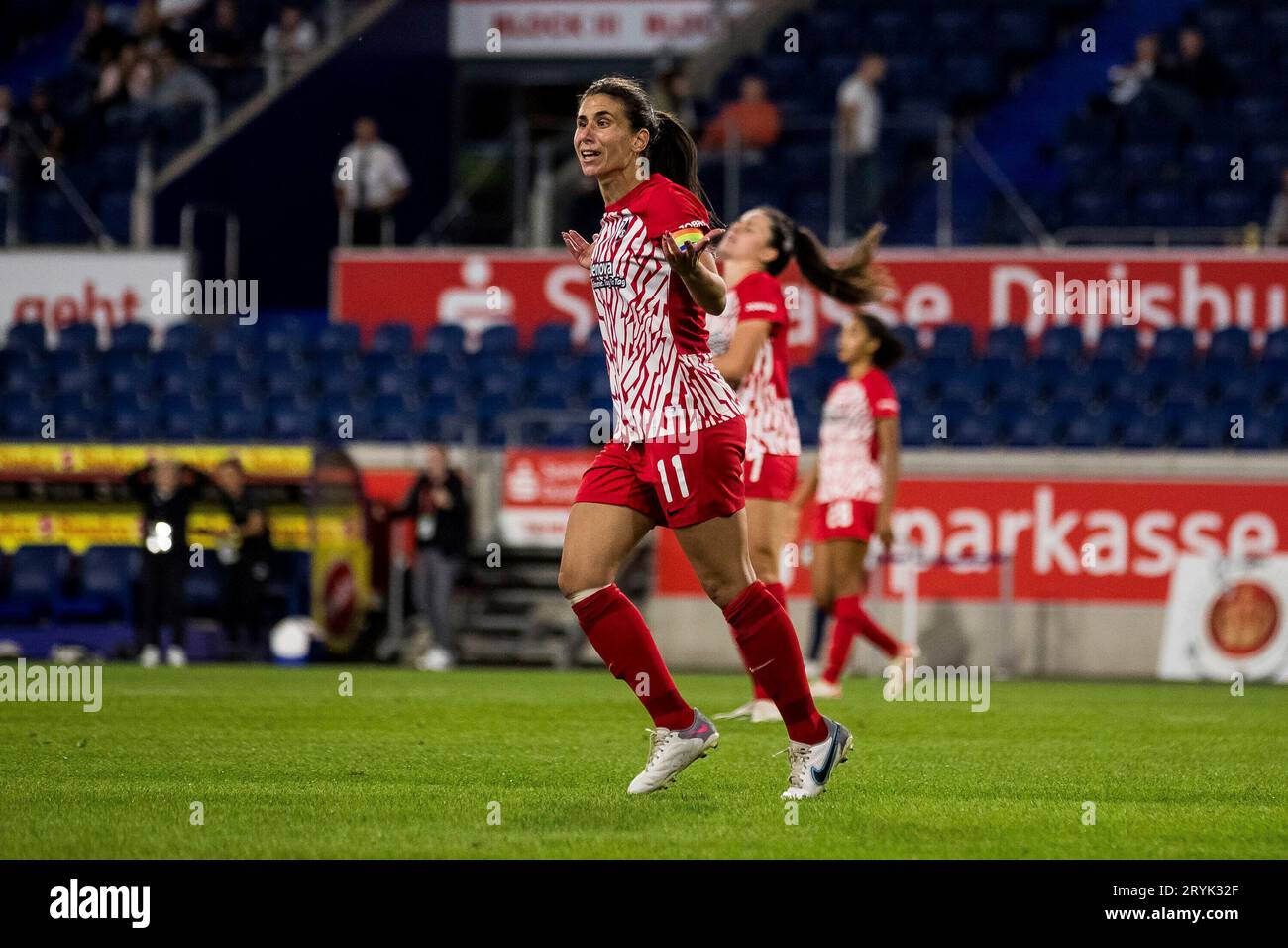 Duisburg, Deutschland. 01st Oct, 2023. Hasret Kayikci (SC Freiburg, #11) fragend nach dem Abseits angezeigt wird GOOGLE PIXEL Frauen Bundesliga, MSV Duisburg - SC Freiburg, Duisburg, schainsland reisen Arena DFB REGULATIONS PROHIBIT ANY USE OF PHOTOGRAPHS AS IMAGE SEQUENCES AND/OR QUASI-VIDEO. Credit: dpa/Alamy Live News Stock Photo