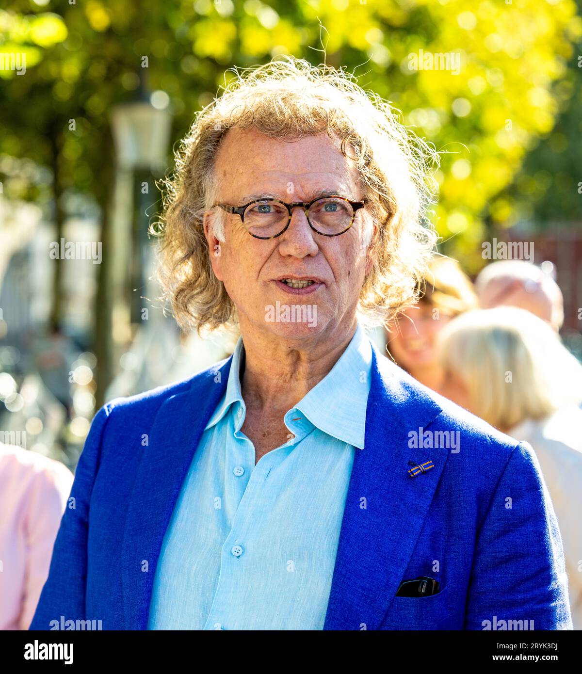 Maastricht, The Netherlands. 01st Oct, 2023. Andre Rieu is surprised on his  74th birthday with a new violin. Not a Stradivarius, but a cheerful autumn  bloomer for the garden, balcony and terrace.