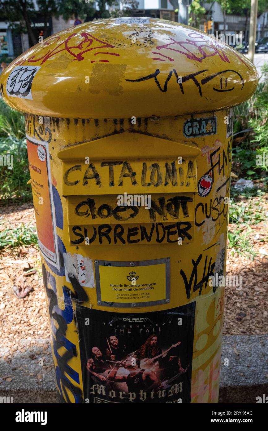 Girona .Spain. Europe Letter Box with a protest slogan  'Catalonia does not surrender !'from  The Catalan independence movement ,a social and political movement (with roots in Catalan nationalism)  seeking  the independence of Catalonia from Spain. Stock Photo