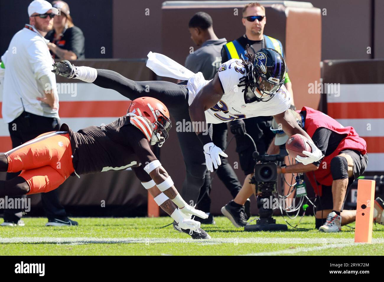Cleveland, United States. 01st Oct, 2023. Baltimore Ravens Melvin Gordon III (33) is knocked out of bounds by Cleveland Browns Juan Thornhill (1) just short of the endzone in the second quarterr in Cleveland, Ohio Sunday, October 1, 2023. Photo by Aaron Josefczyk/UPI Credit: UPI/Alamy Live News Stock Photo