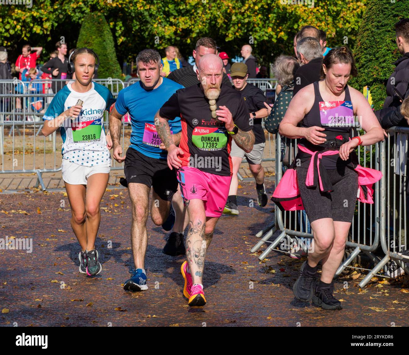 GLASGOW, SCOTLAND, UK. October 1st, 2023. An group of competitors on the final bend in the GLASGOW, SCOTLAND, UK. October 1st, 2023. An group of competitors on the final bend in the