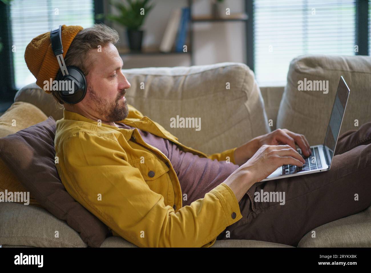 Online game hi-res stock photography and images - Alamy