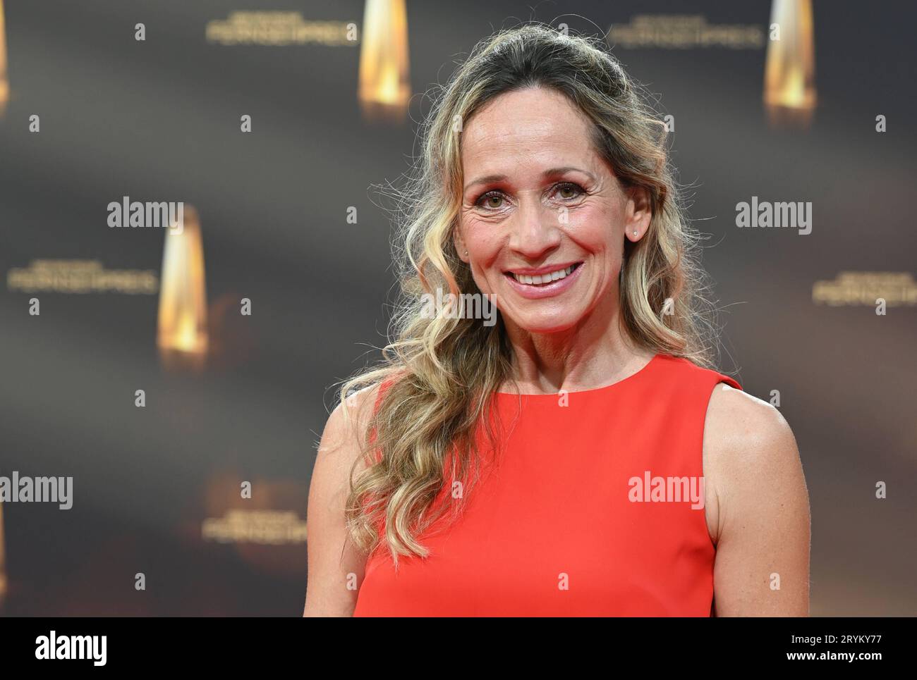 Moderatorin Tamina Kallert kommt zur Gala und Verleihung des Deutschen