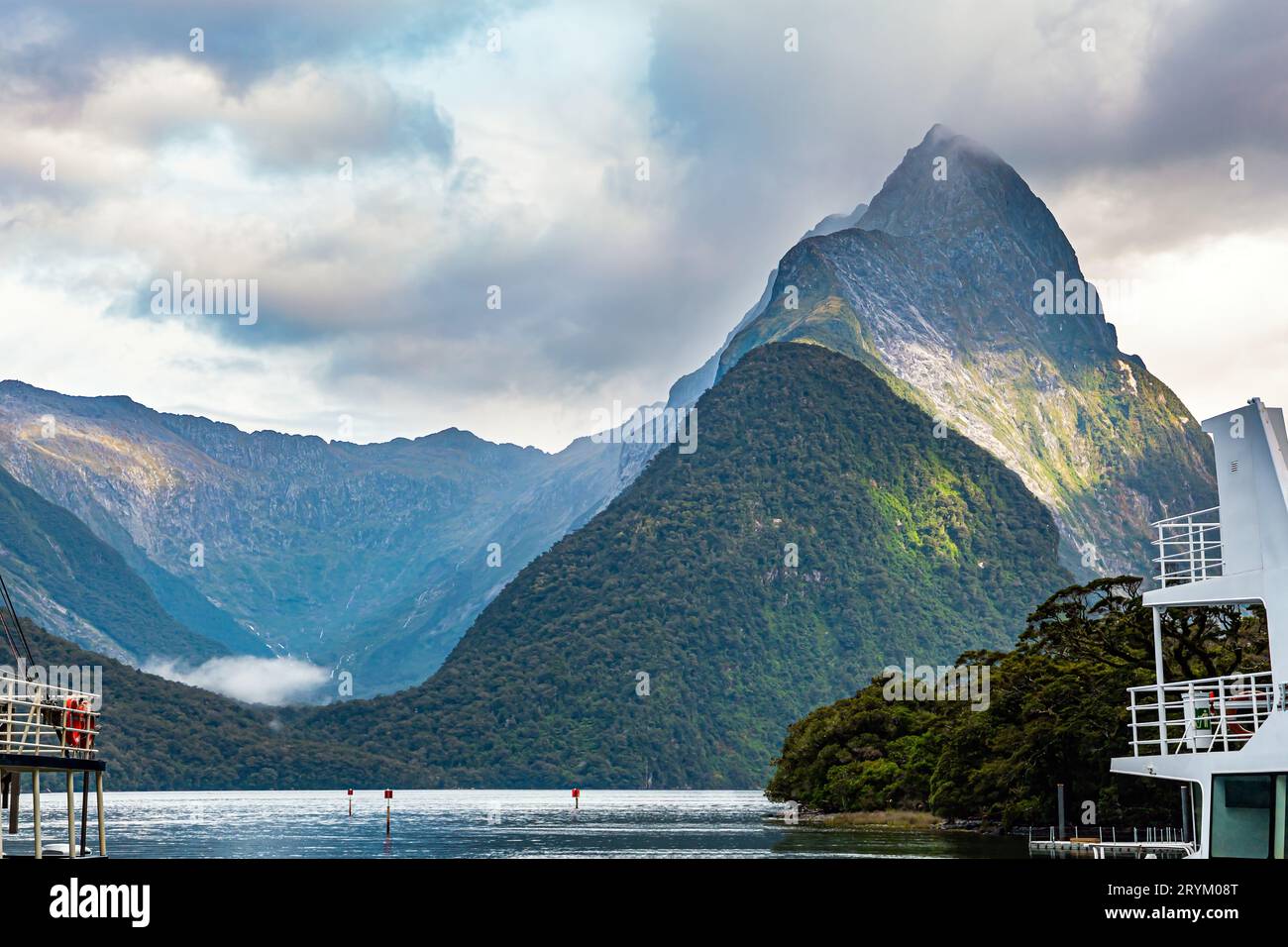 Hill green vegetation port hi res stock photography and images Alamy