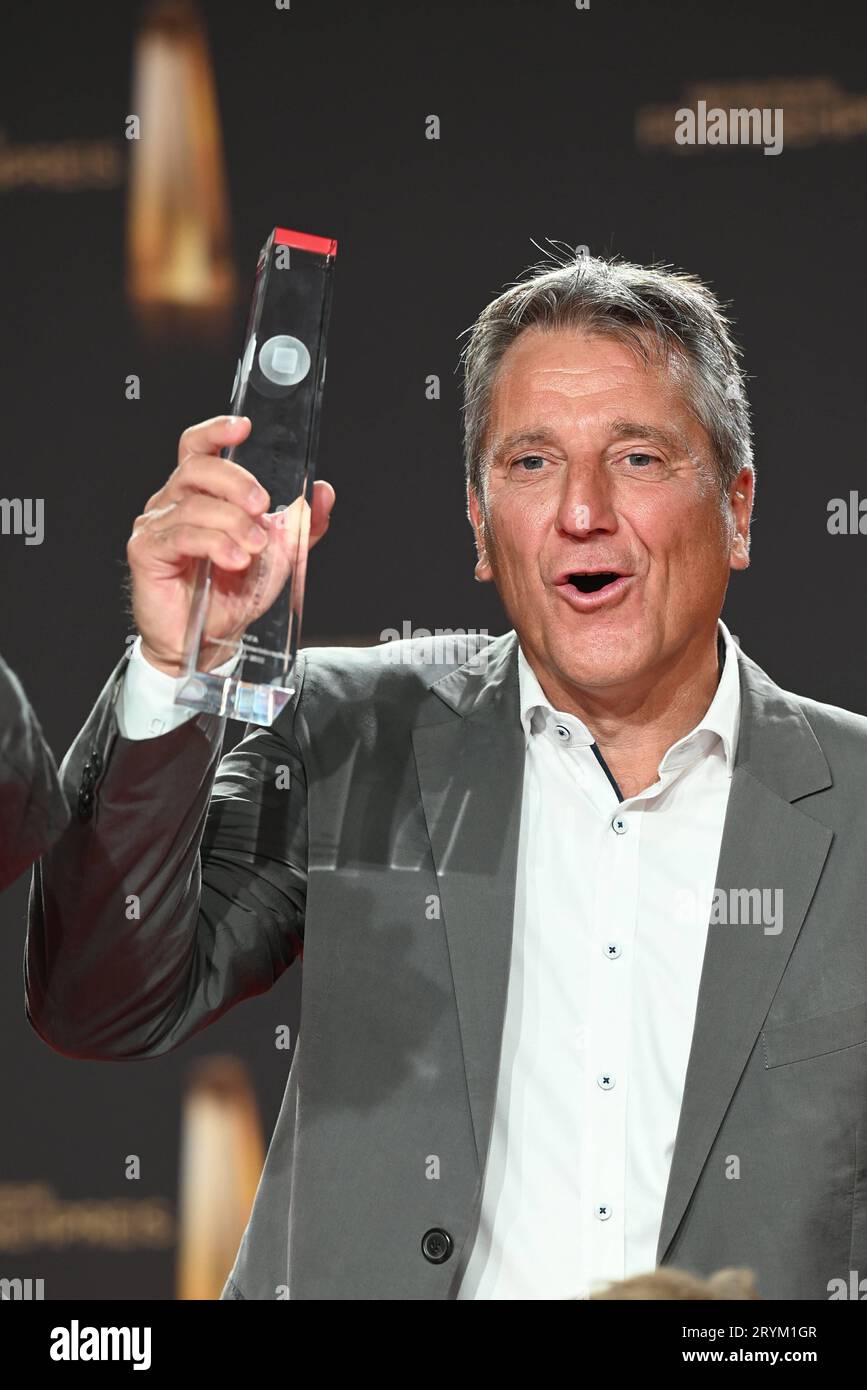 Sport ZDF Teamchef Christoph Hamm posiert mit Preis für Kategorie Beste
