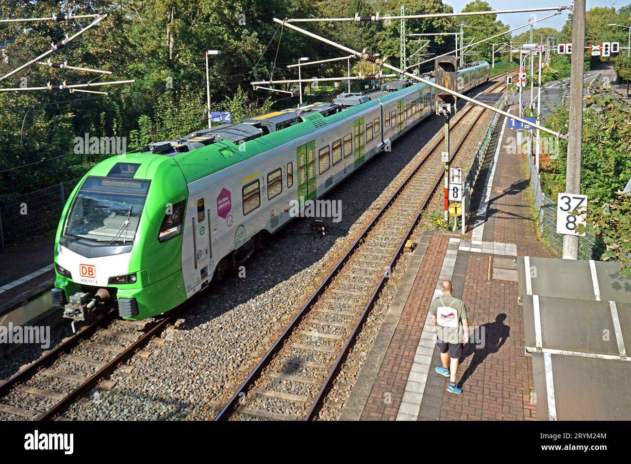 Bahnbetrieb an Haltepunkten Der sonnige Bahnsteig von einem SBahn