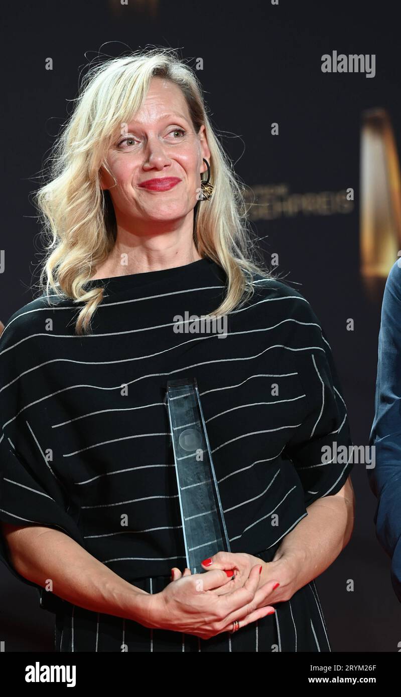 Schauspielerin Anna Schudt und das Team von Die Bürgermeisterin, der als bester Film 2023