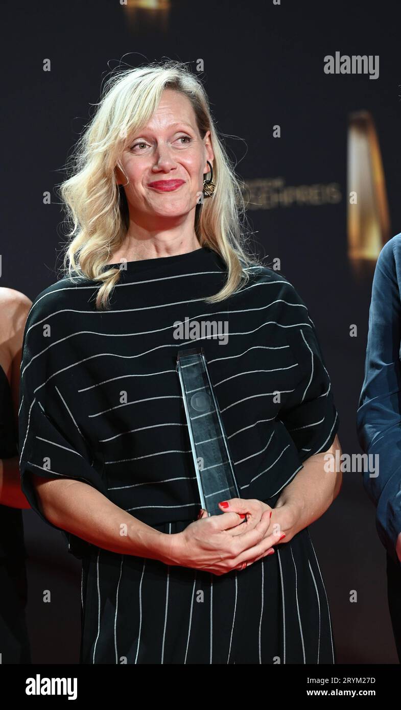 Schauspielerin Anna Schudt und das Team von Die Bürgermeisterin, der als bester Film 2023 ausgezeichnet posieren mit Preis bei Gala und Verleihung des Deutschen Fernsehpreis in Köln. *** Actress Anna Schudt and the team of Die Bürgermeisterin, which was awarded best film 2023 pose with prize at gala and award ceremony of the German Television Award in Cologne Credit: Imago/Alamy Live News Stock Photo