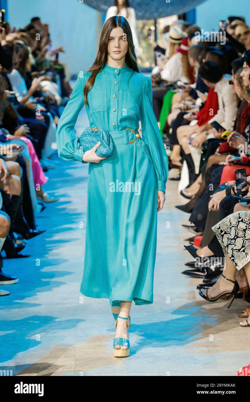 Paris, Frankreich. 30th Sep, 2025. ELIE SAAB Spring/Summer 2025 Runway