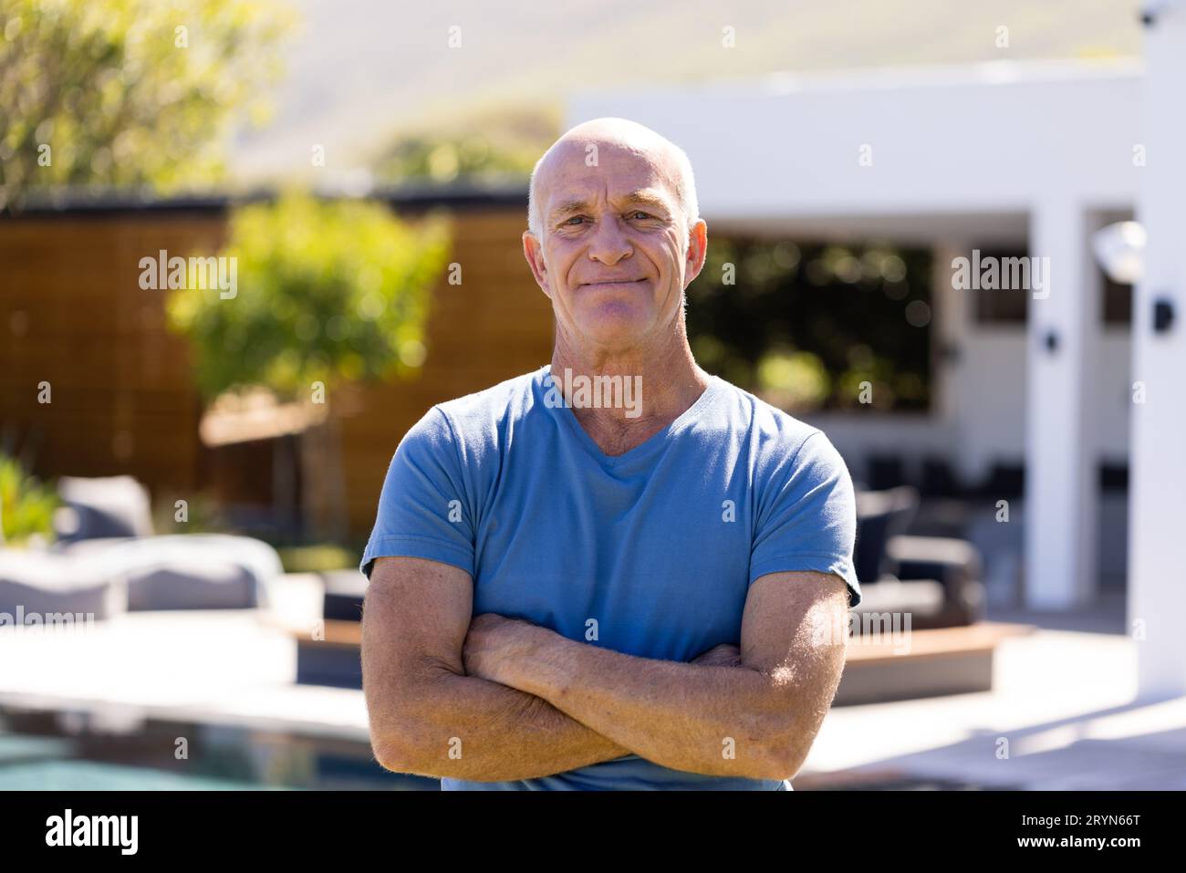 Portrait of happy senior caucasian man with arms crossed smiling in ...