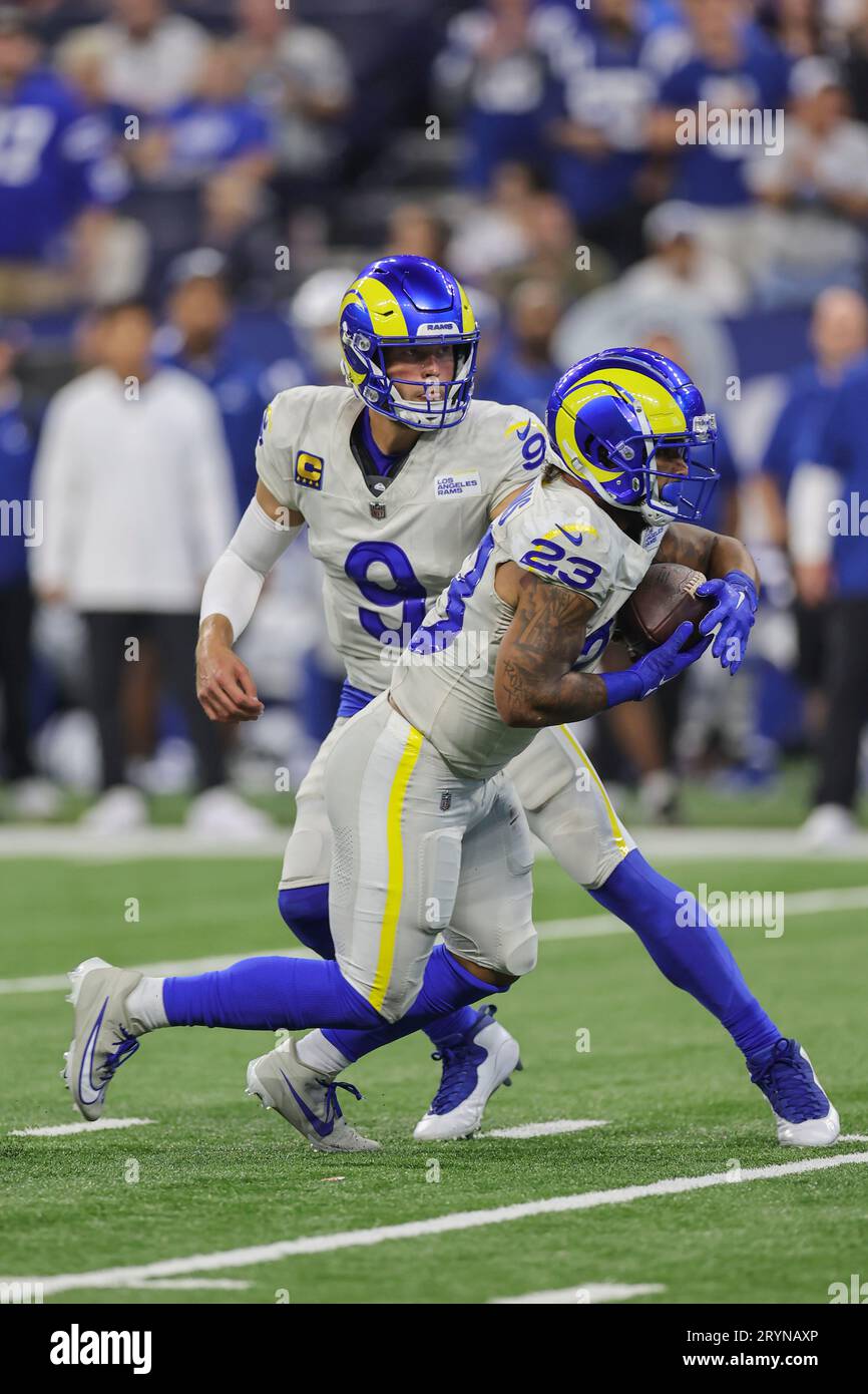 Indianapolis, IN USA;  Los Angeles Rams quarterback Matthew Stafford (9) hands off the ball running back Kyren Williams (23) during an NFL game, Sunda Stock Photo