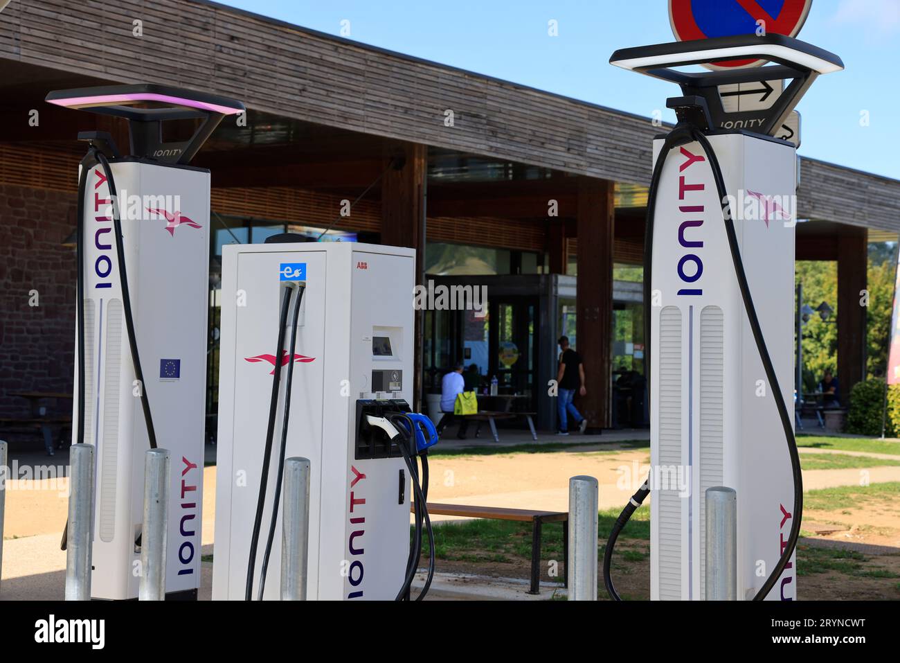 Recharge station for electric vehicles on a low carbon highway. Travel, vehicles, pollution and energy transition. Corrèze, Limousin, France, Europe. Stock Photo