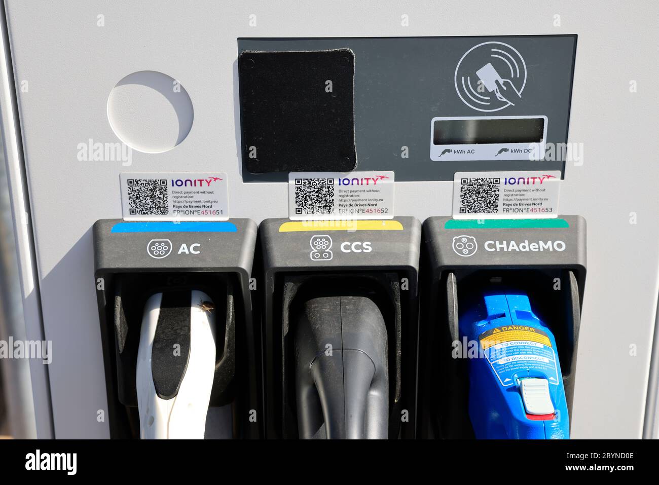 Recharge station for electric vehicles on a low carbon highway. Travel, vehicles, pollution and energy transition. Corrèze, Limousin, France, Europe. Stock Photo