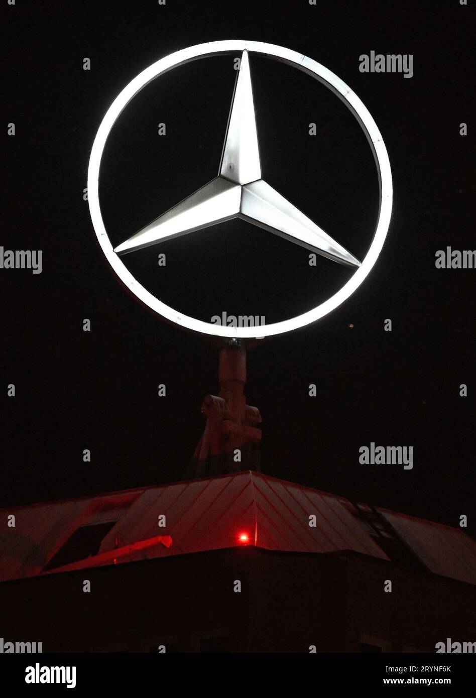 https://c8.alamy.com/comp/2RYNF6K/stuttgart-germany-02nd-oct-2023-an-illuminated-mercedes-star-the-brand-logo-of-the-mercedes-benz-car-brand-rotates-on-the-former-headquarters-of-the-automotive-group-it-is-to-be-dismantled-credit-bernd-weibroddpaalamy-live-news-2RYNF6K.jpg