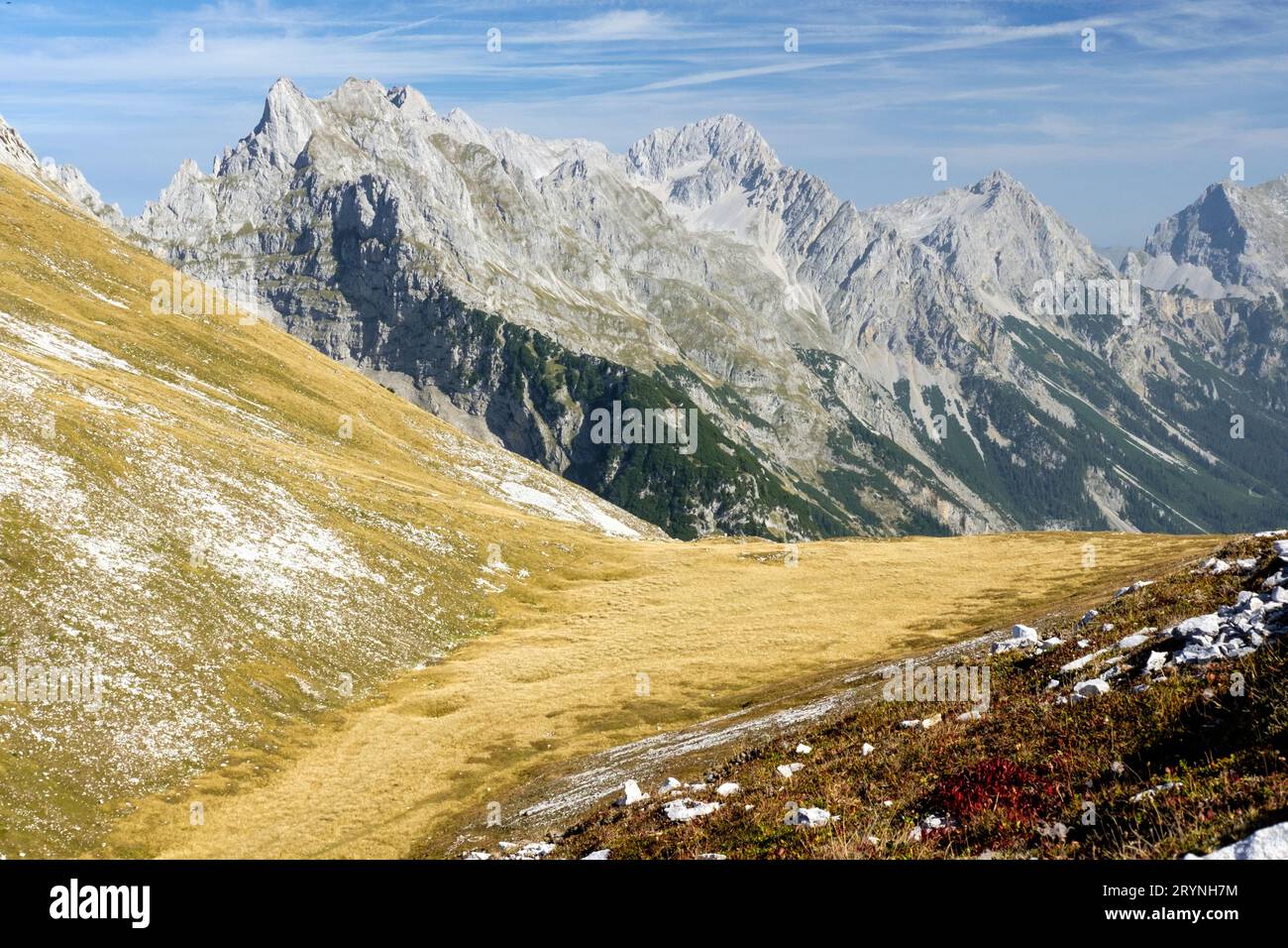 Herbstliche Alpenlandschaft im Karwendelgebirge Stock Photo