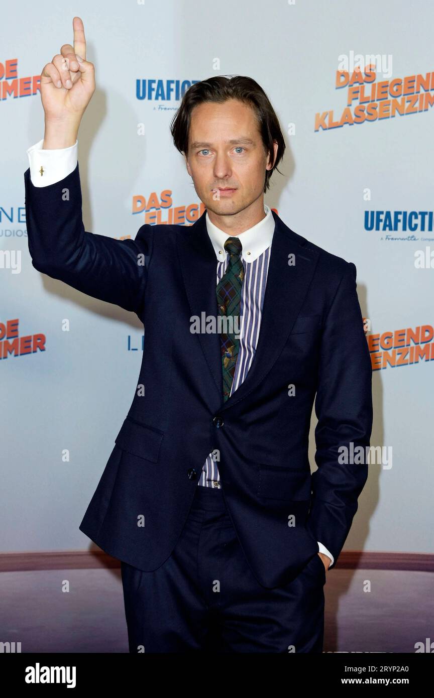 Tom Schilling bei der Premiere des Kinofilms Das fliegende Klassenzimmer im Kino in der Kulturbrauerei. Berlin, 01.10.2023 *** Tom Schilling at the premiere of the movie Das fliegende Klassenzimmer at the cinema in the Kulturbrauerei Berlin, 01 10 2023 Foto:xF.xKernx/xFuturexImagex klassenzimmer 3944 Credit: Imago/Alamy Live News Stock Photo