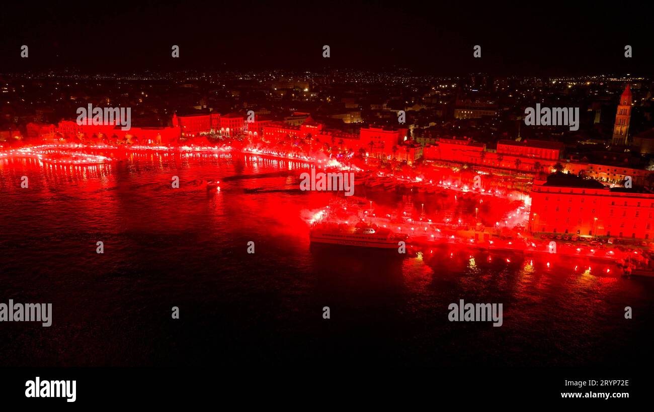 Croatia, Split, 300923. On the occasion of the 100,000 members of the Nas Hajduk association and the day before the derby with Dinamo, Torcida lit 1,000 torches on the waterfront in Split. Foto: Jakov Prkic/ CROPIX Split Croatia Copyright: xxJakovxPrkicx baklje riva2-300923 Credit: Imago/Alamy Live News Stock Photo