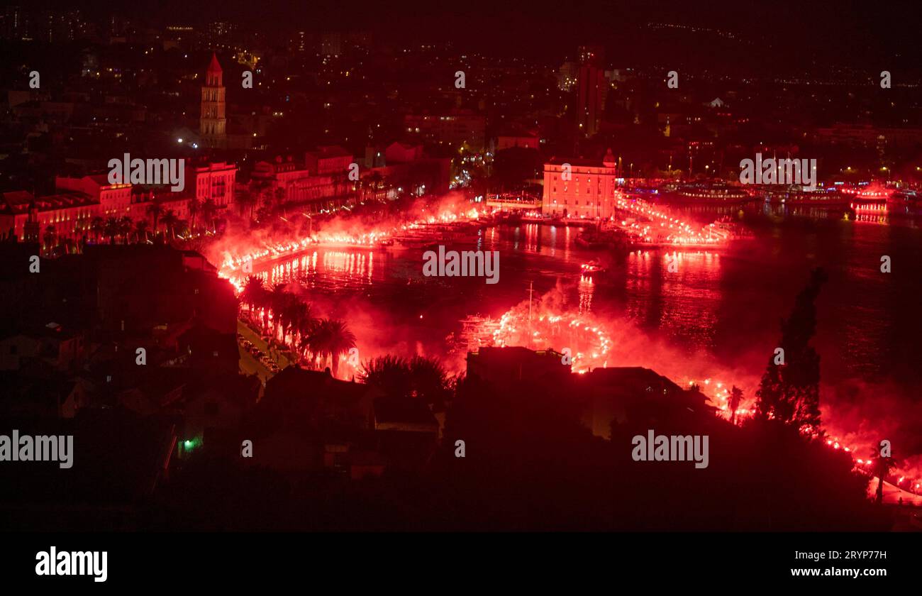 Croatia, Split, 300923. On the occasion of the 100,000 members of the Nas Hajduk association and the day before the derby with Dinamo, Torcida lit 1,000 torches on the waterfront in Split. Foto: Paun Paunovic/CROPIX Split Croatia Copyright: xxPaunxPaunovicx torcida baklje4-300923 Credit: Imago/Alamy Live News Stock Photo