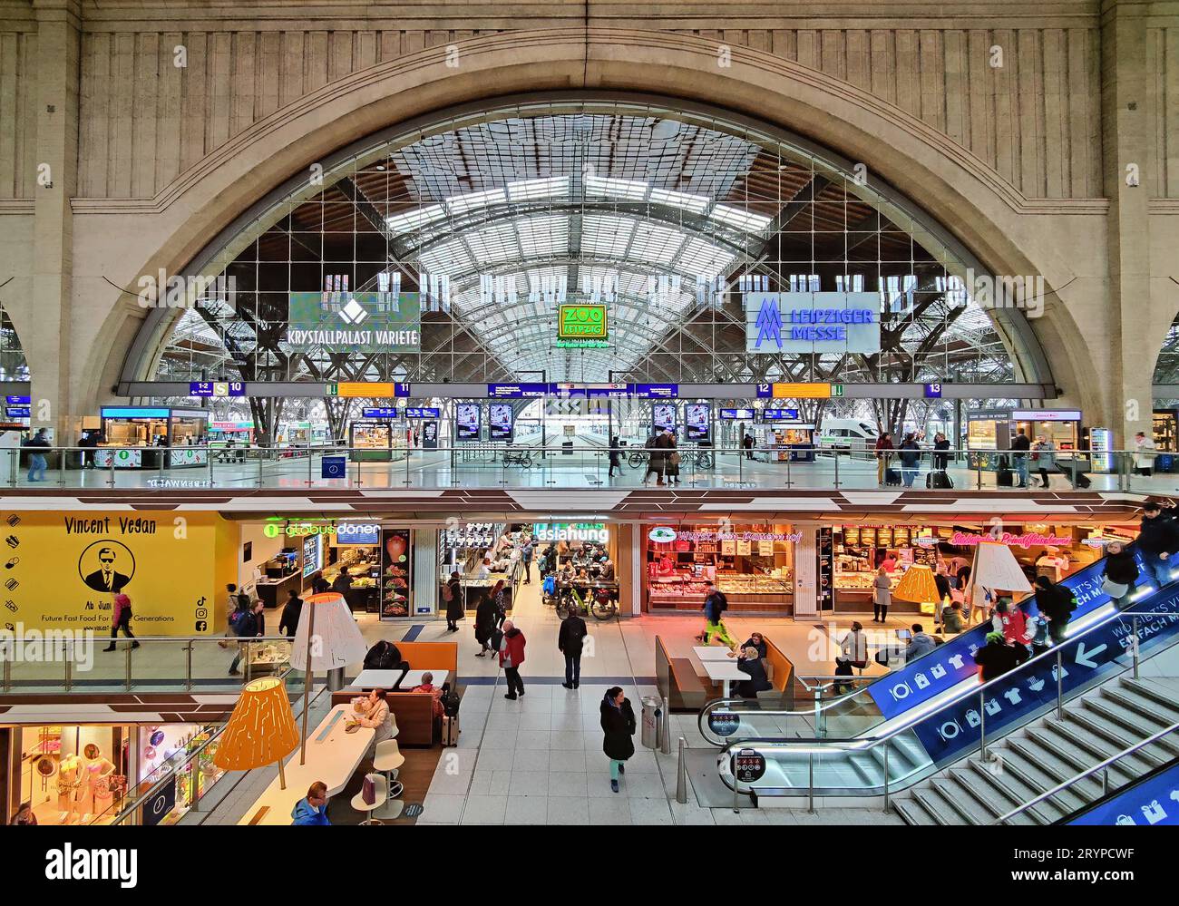 Transverse platform hall with shopping center with a view of the tracks