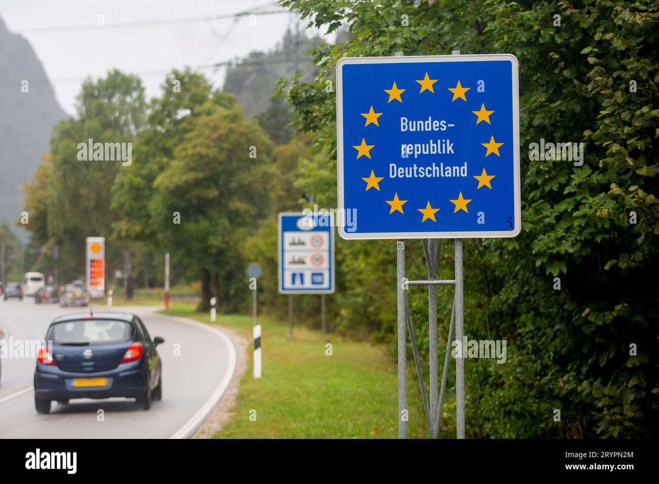 Schilder an der Grenze zwischen Deutschland und Österreich zwischen Mittenwald D und Scharnitz AUT. Grenze Deutschland-Österreich *** Signs on the border between Germany and Austria between Mittenwald D and Scharnitz AUT border Germany Austria Credit: Imago/Alamy Live News Stock Photo